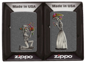 Набор Zippo Влюбленные зомби из двух зажигалок с покрытием Iron Stone, серые, матовые, шт