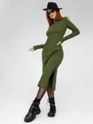 Платье-водолазка длины миди c разрезами ПЛ-104КШ/БОЛ (Болото)