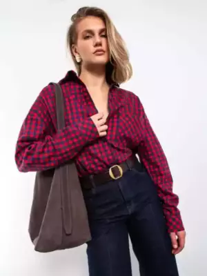 Рубашка в клетку красно-синего цвета